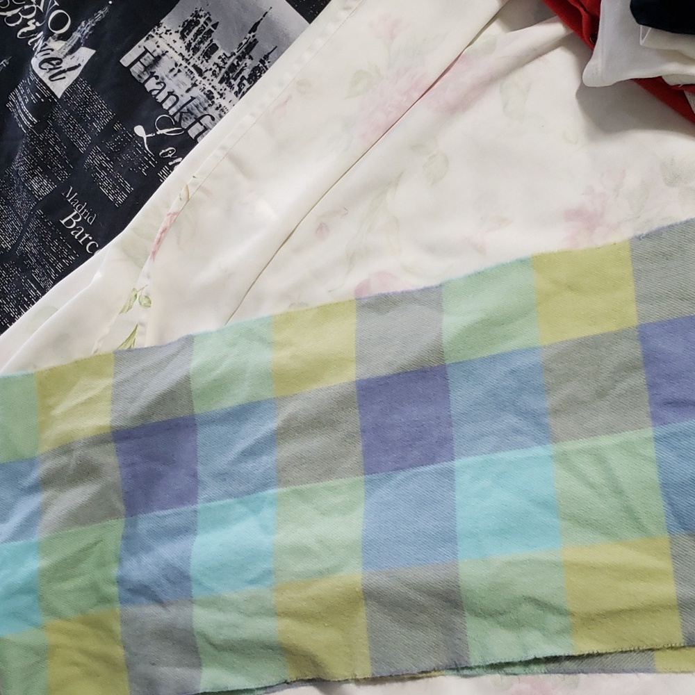 Cashmere 100% Made in Scotland Has a small snag on one side